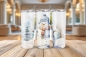 Preview: Drei Thermobecher mit Schneemann, Tanne und winterlichem Design auf Holzuntergrund. Ideal für 590 ml heiße oder kalte Getränke.